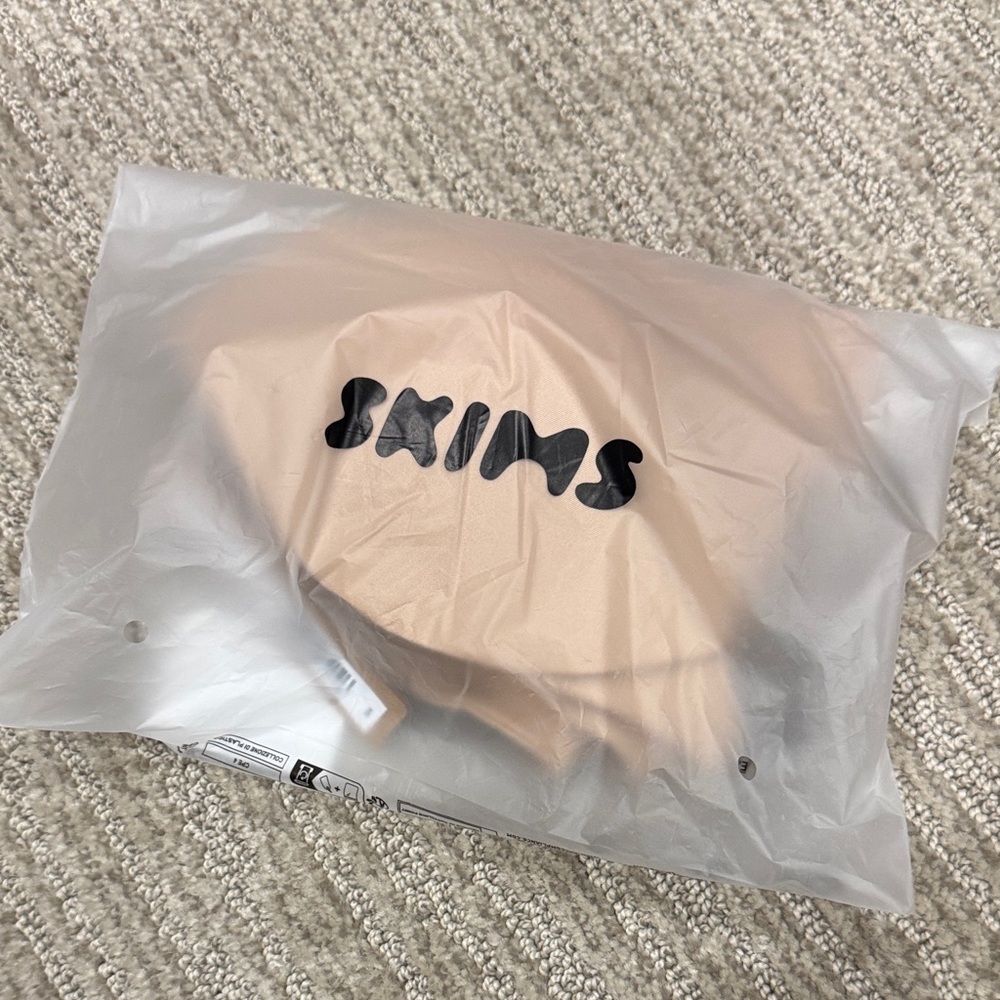 SKIMS Wireless Form Push Up Plunge Bra